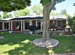 8215 E Cassandra Dr, Syracuse, IN 46567