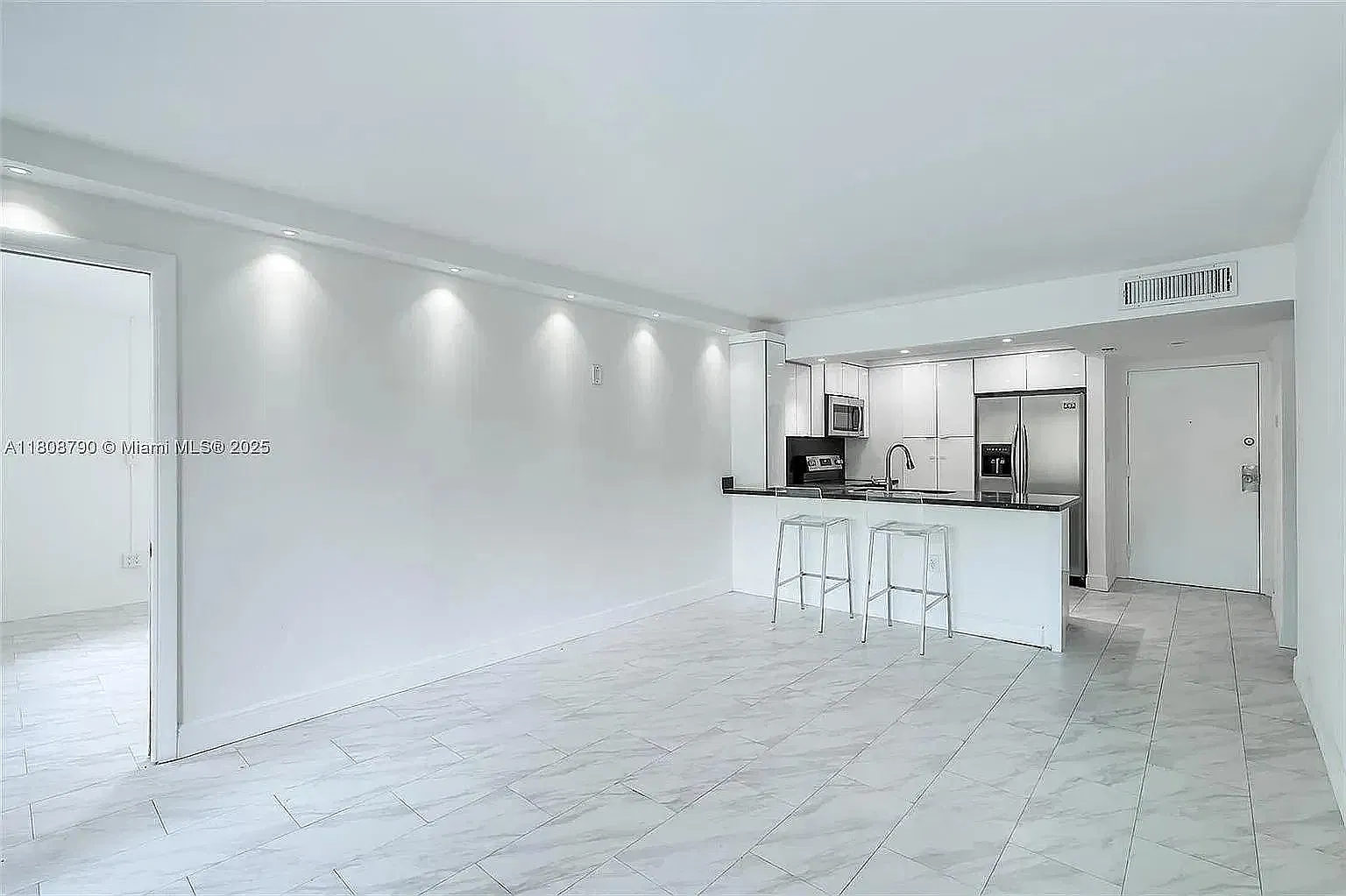 2 bed, 906 sqft, $2,500 — Photo 4