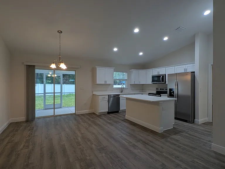 387 E Caldwell Dr — Photo 2