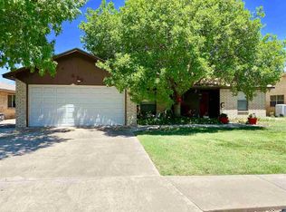 879 Swinging Spear Rd, Roswell, NM 88201