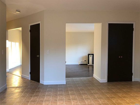 4th image of 4 Fenway Dr