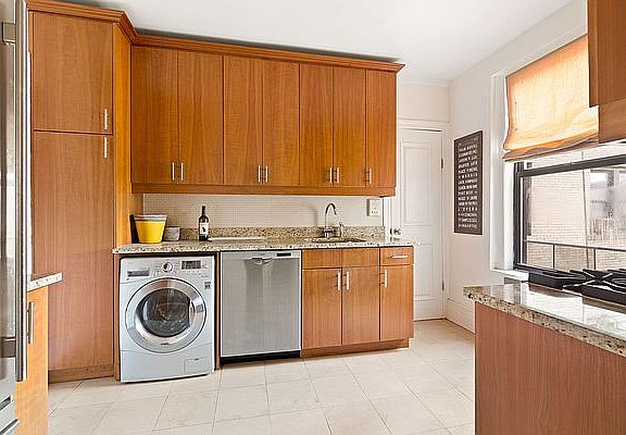 3rd image of 220 W 93rd St APT 13C
