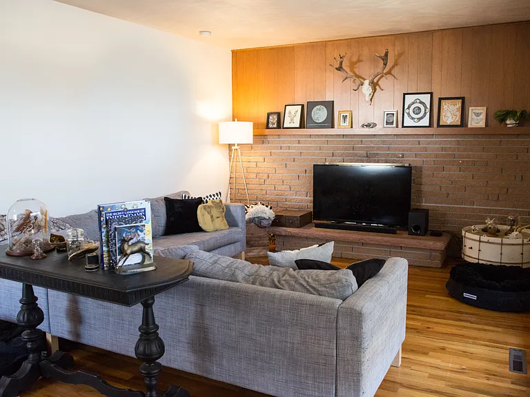 2410 Hawthorn Ave — Photo 3