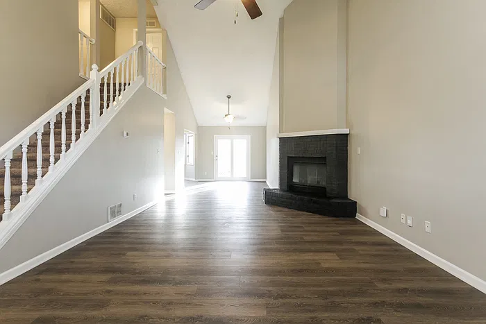 3 bed, 2.5 bath, 1796 sqft, $1,945 — Photo 2