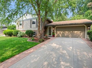 2824 Fernwood St, Roseville, MN 55113