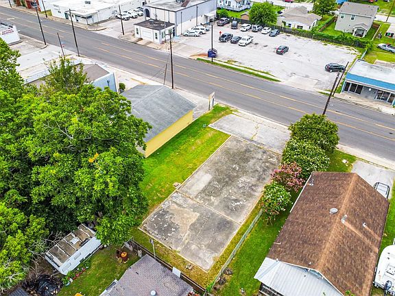 3rd image of 213 E Texas Ave
