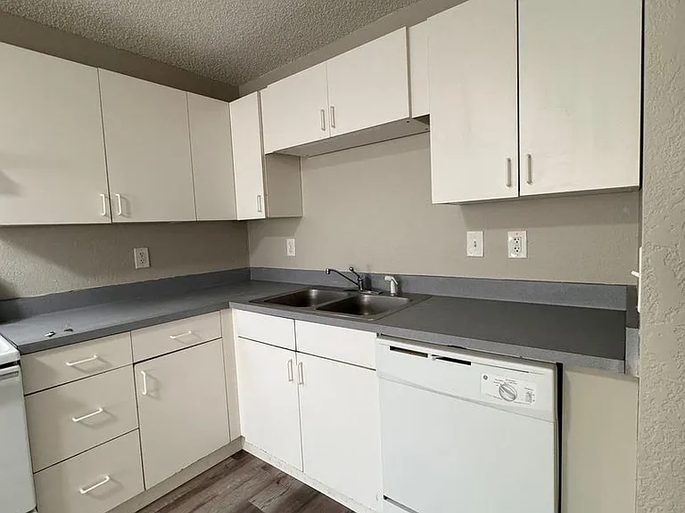 Raintree Apartments — Photo 32