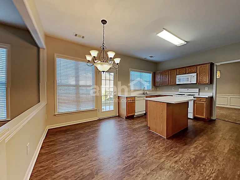 916 Bendleton Dr — Photo 4