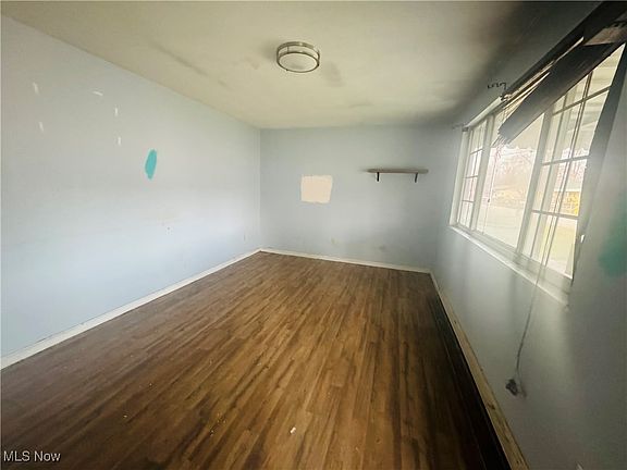 3rd image of 910 Pine Cir