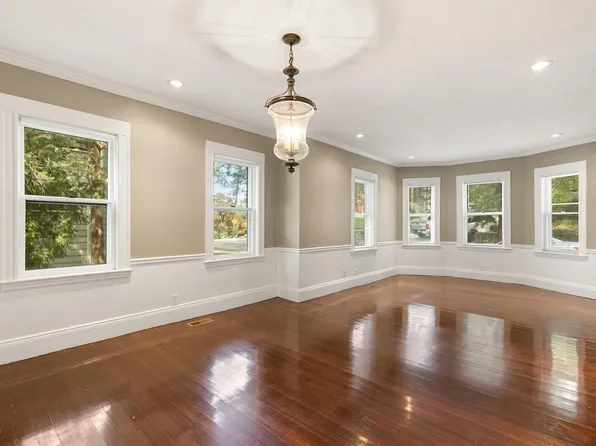 51 Wolcott Rd #1, Chestnut Hill, MA 02467