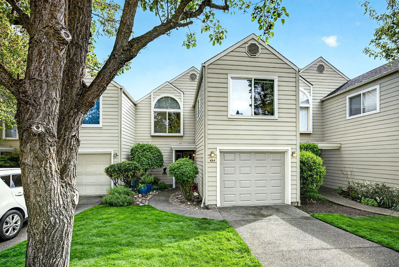 454 Lori Ln photo 1