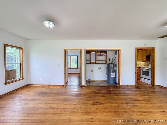 4th image of 1109 E Corona St