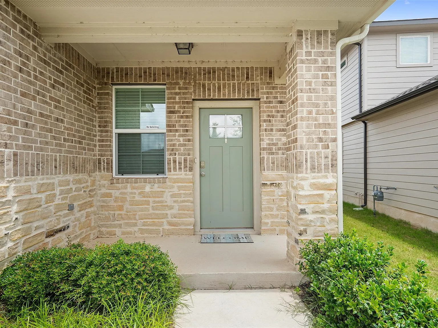 3 bed, 2.5 bath, 1858 sqft, $2,100 — Photo 3