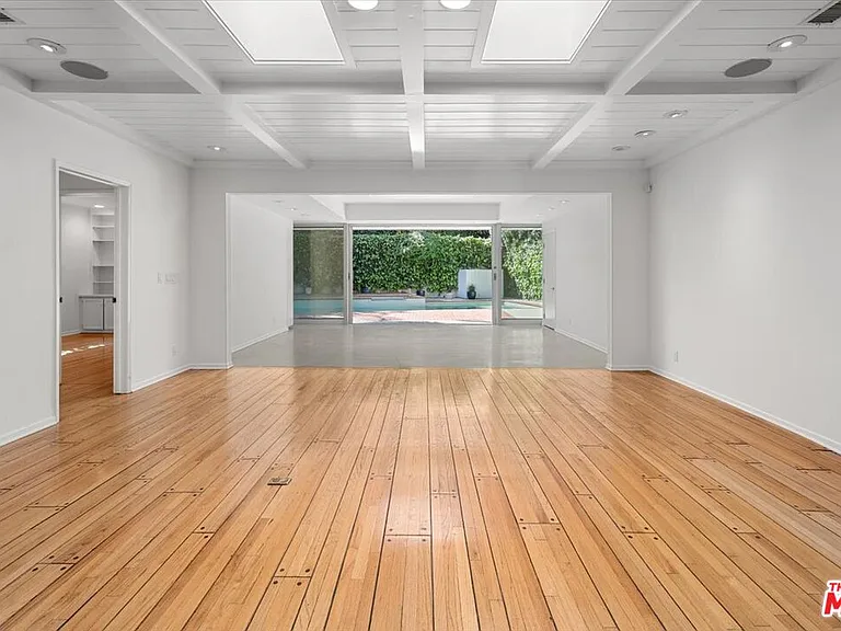 4031 Hollyline Ave — Photo 6