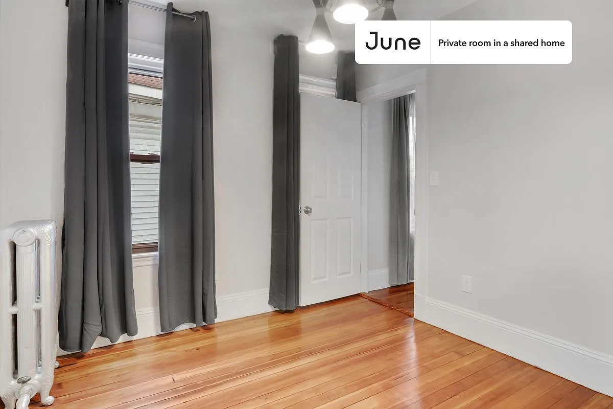 Queen bedroom in 4 bed/2 bath home in Allston #444 D — Photo 3