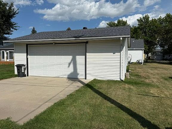 2nd image of 415 10th St N