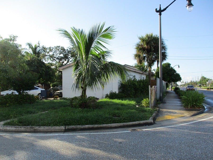 1st image of 102 NE 13th Ave