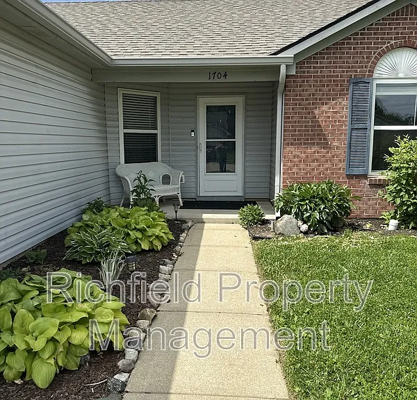1704 Crimson Ln — Photo 7