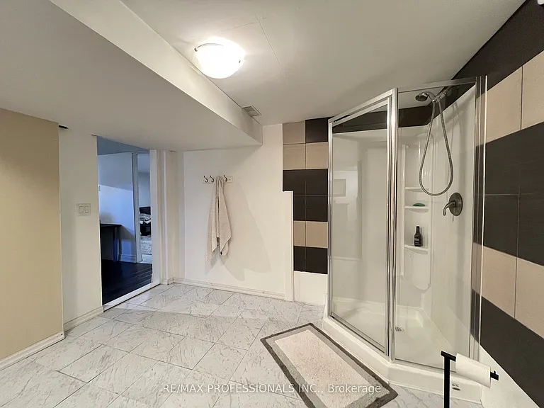 2504 Donnavale Dr — Photo 37