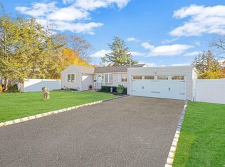70 Woodlawn Ave, Saint James, NY 11780
