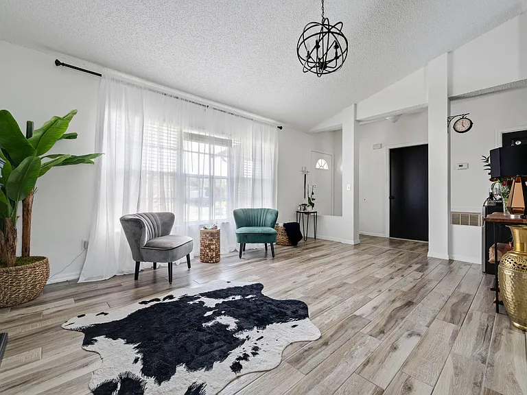 601 SW Icon Ave — Photo 9