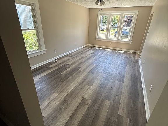 5th image of 2049 E 39th St