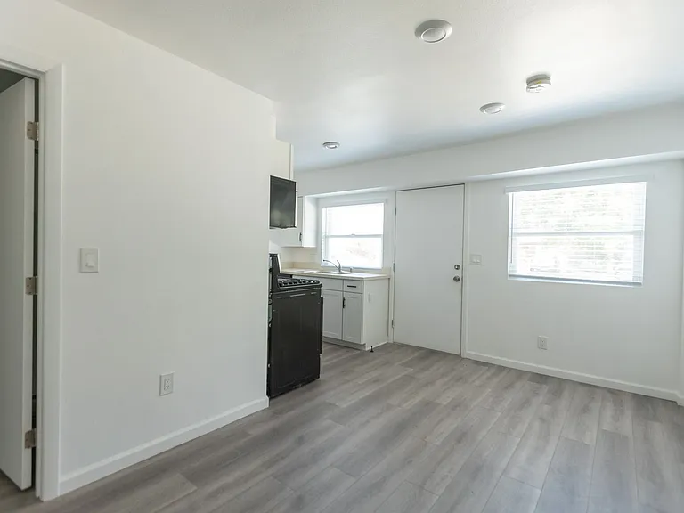 3537 Clarington Ave — Photo 17