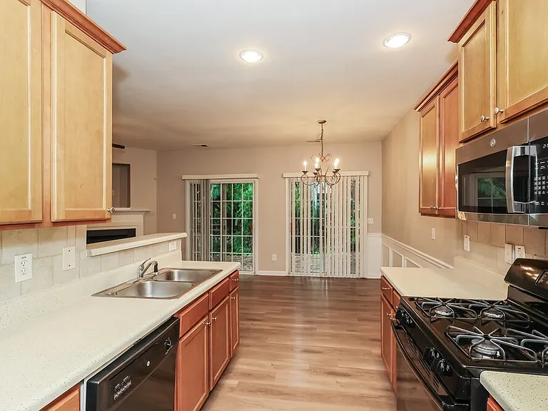 713 Celeste Ln SW — Photo 8