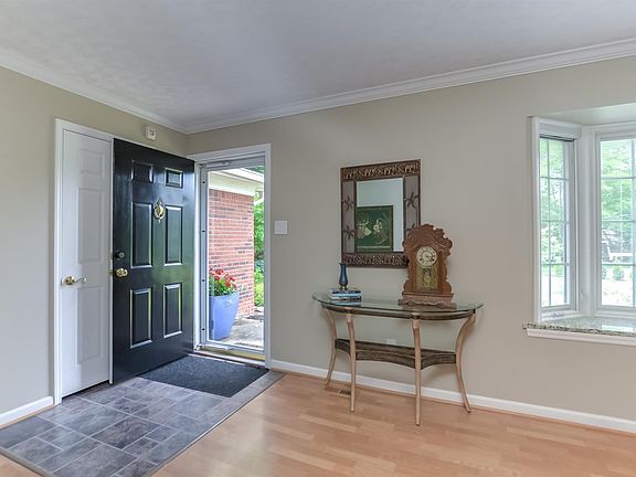 5th image of 206 Maplewood Ct