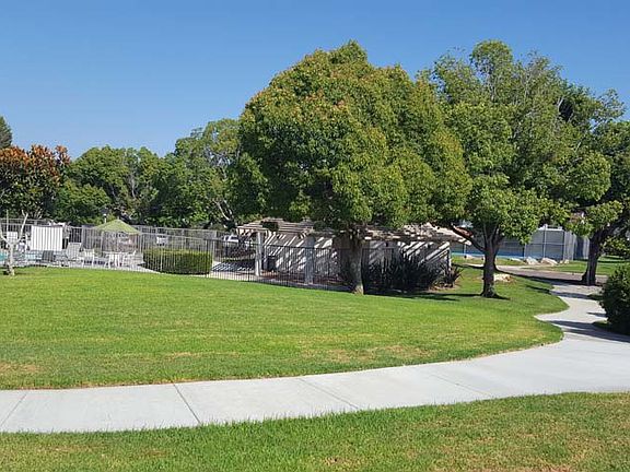 Common area behind unit Aug_01302023