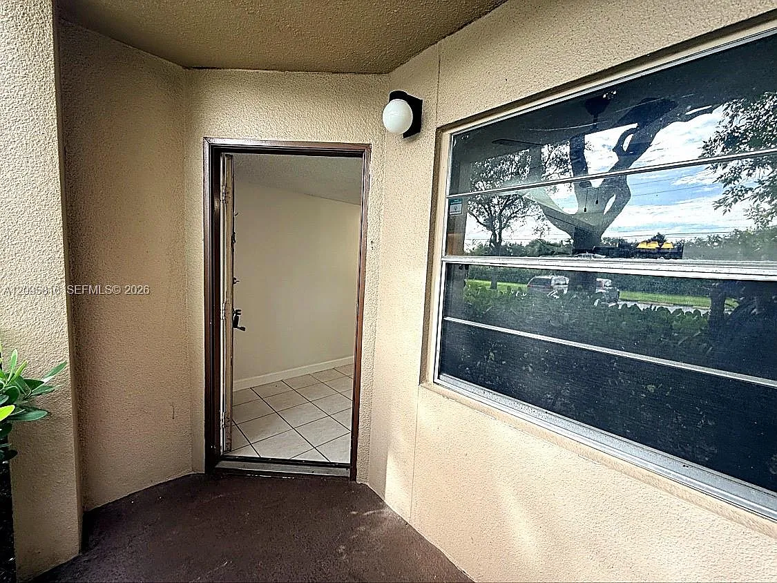 Cambridge At Century Vill — Photo 2