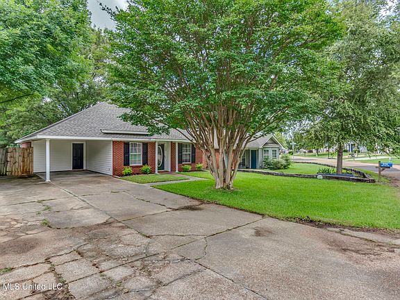 5th image of 1022 Red Oak Dr