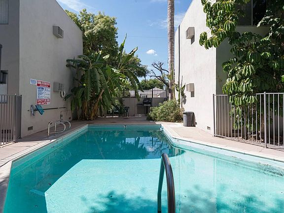 4th image of 18657 Collins St APT 1