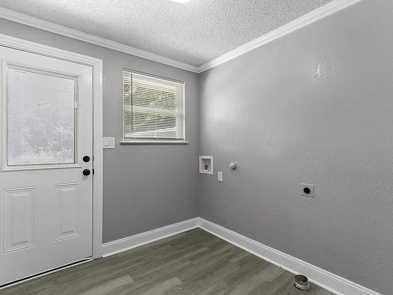 109 E Frost St — Photo 15