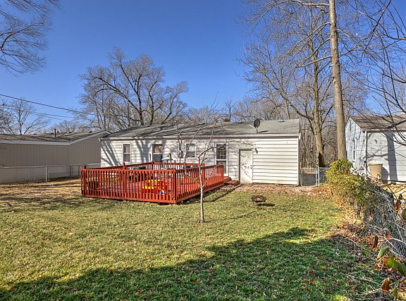 4th image of 8405 Oak St