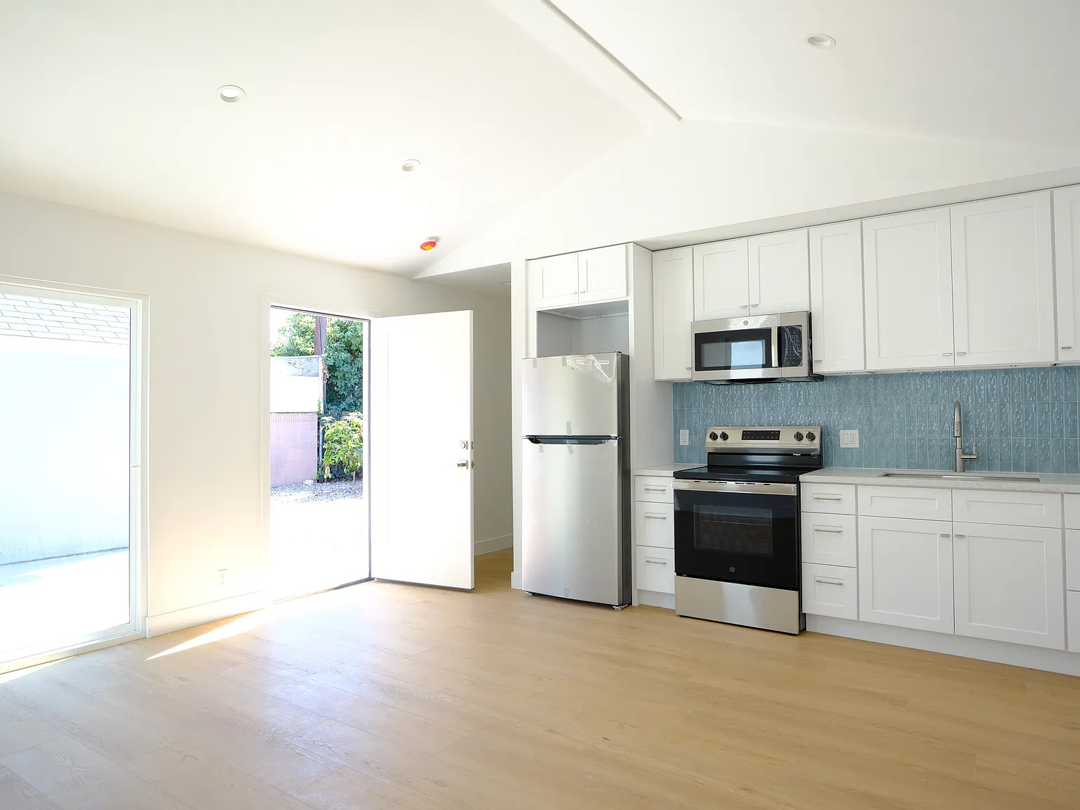 1 bed, 500 sqft, $2,100 — Photo 2