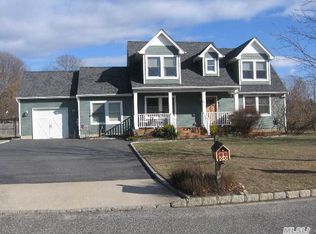 10 Creekside Dr, Middle Island, NY 11953
