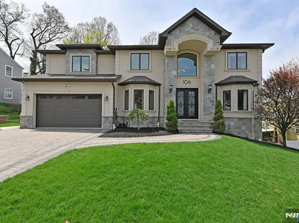 106 Arnot Pl, Paramus, NJ 07652