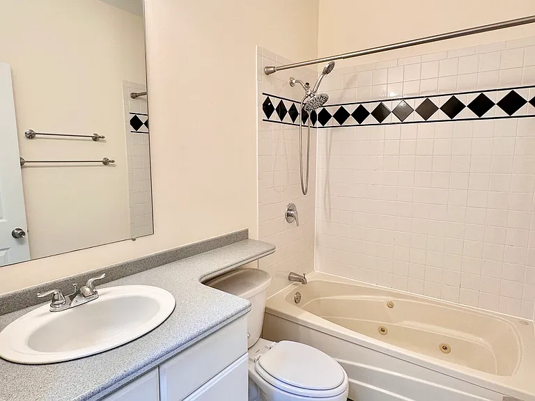 650 N Armour St — Photo 20