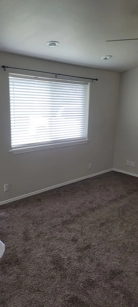 Cozy home on large lot w/fenced backyard — Photo 4