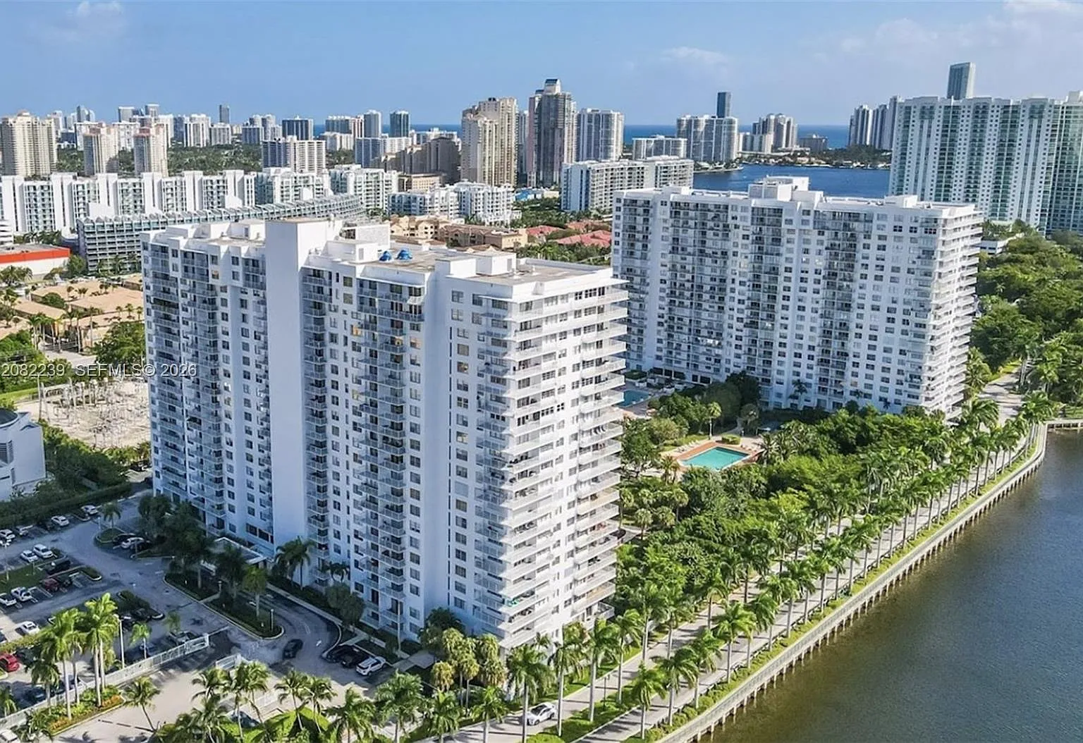 Admirals Port Condo West — Photo 1