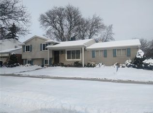 37534 S Sherwood Ct, Livonia, MI 48154