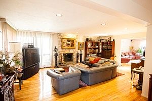 4th image of 32 Crest Hollow Ln