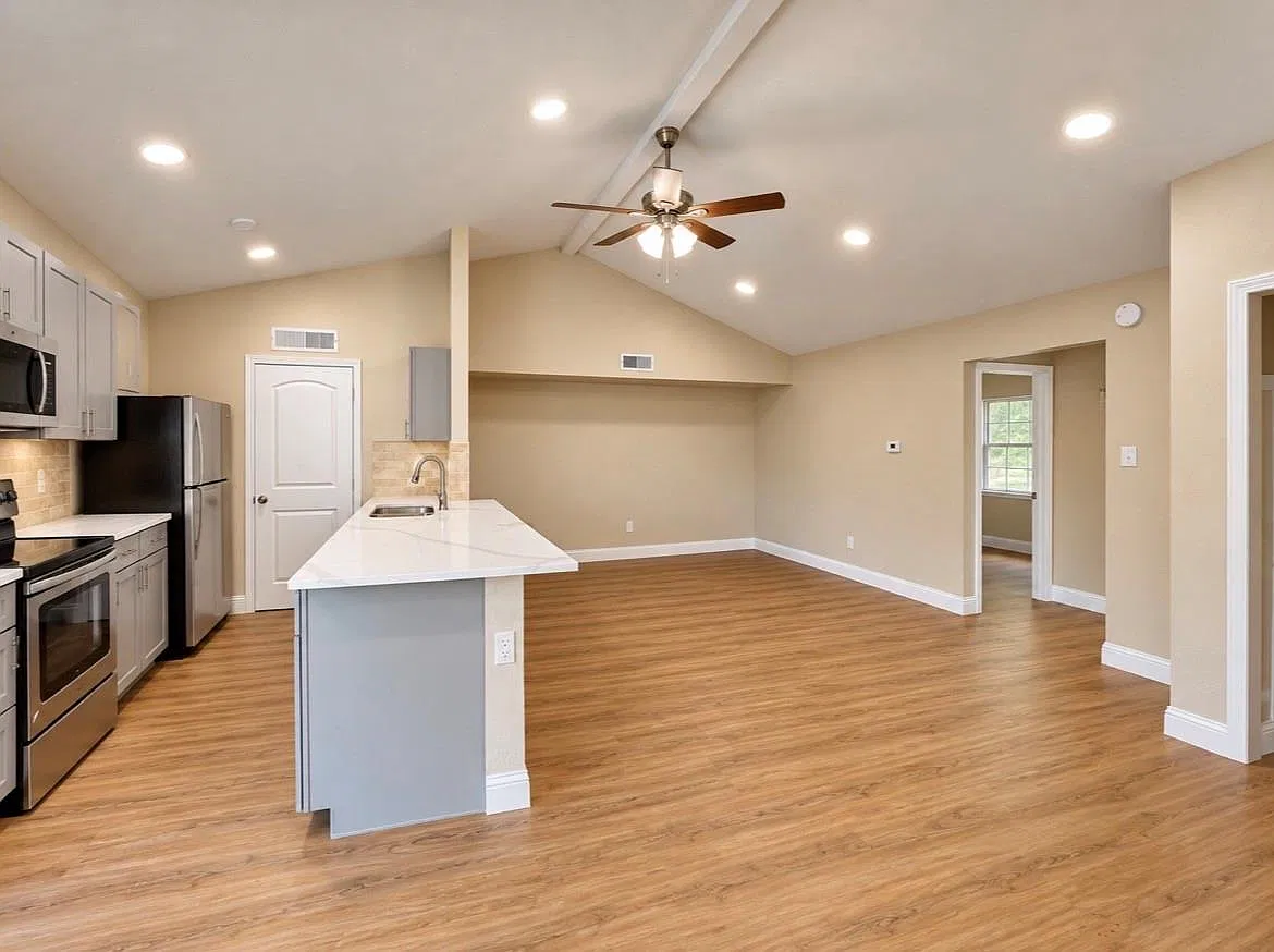 3 bed, 2.0 bath, 1208 sqft, $1,400 — Photo 4
