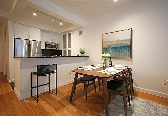4th image of 320 W 38th St APT 735