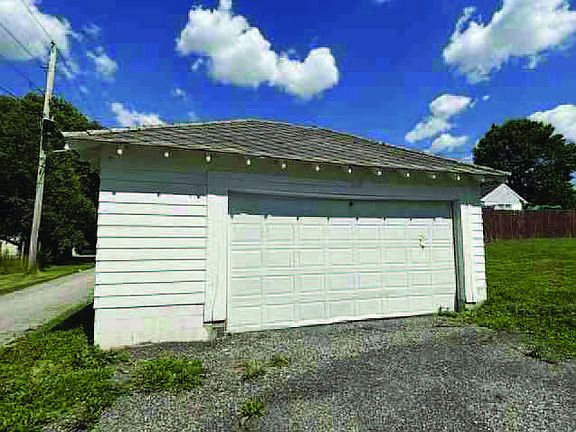 5th image of 48 Lozier Ln