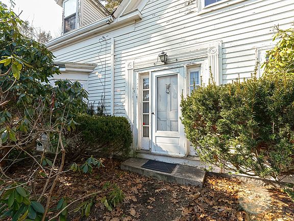 3rd image of 62 Fountain St