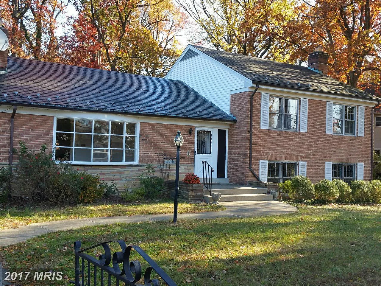 7019 Adelphi Rd photo 1
