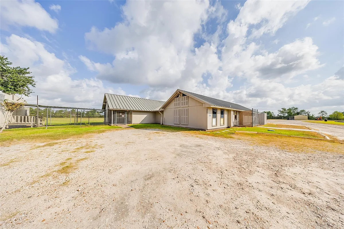Building Photo - 4227 Old Chocolate Bayou Rd