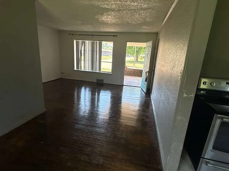 2200 Clary Dr — Photo 3